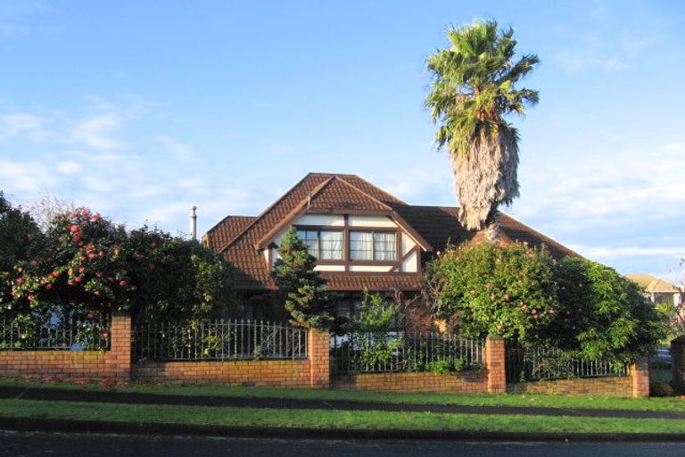 Photo of property in 1 Tadley Court, Goodwood Heights, Auckland, 2105