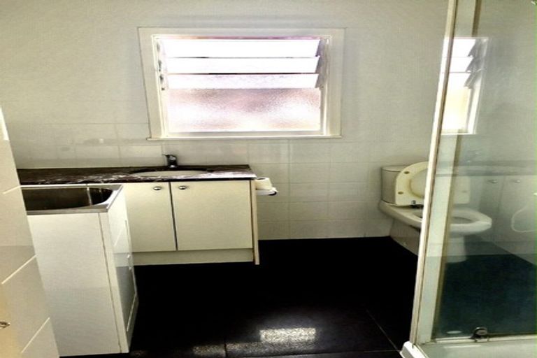 Photo of property in 136 Onewa Road, Northcote, Auckland, 0627