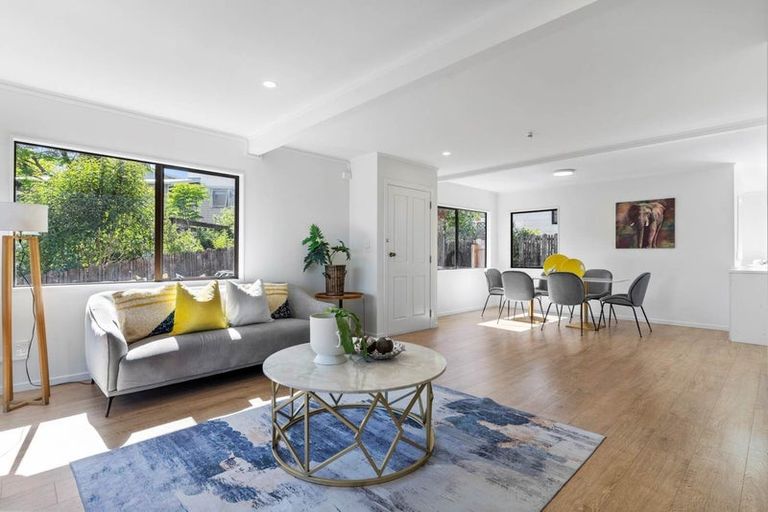 Photo of property in 2/7 Altair Place, Windsor Park, Auckland, 0632