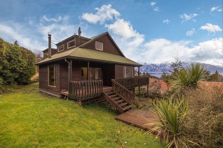 Photo of property in 4 Moss Lane, Sunshine Bay, Queenstown, 9300