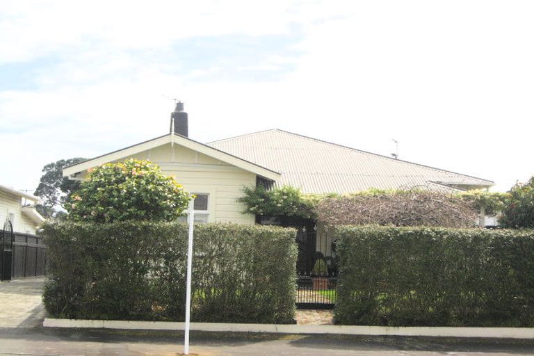 Photo of property in 228 Devon Street West, New Plymouth, 4310