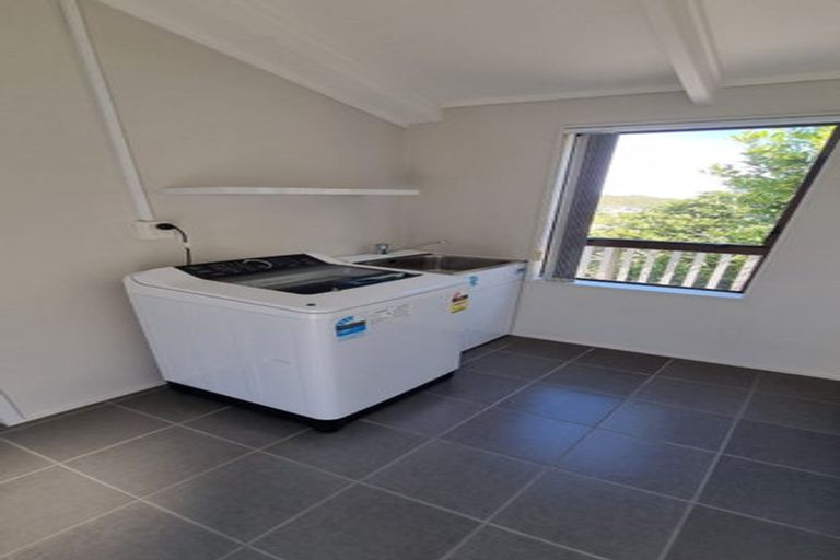 Photo of property in 2/29 Cheltenham Terrace, Newlands, Wellington, 6037