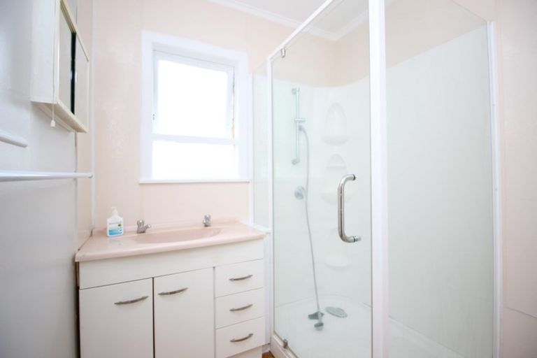 Photo of property in 122 Flanshaw Road, Te Atatu South, Auckland, 0610