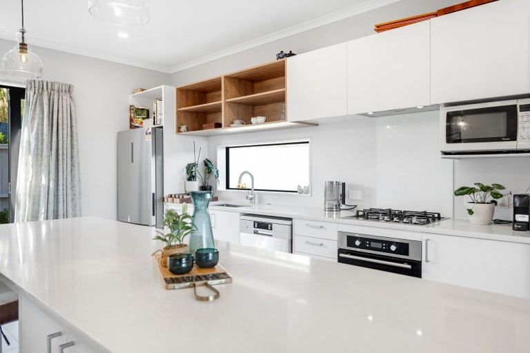 Photo of property in 13 Maureen Close, East Tamaki Heights, Auckland, 2016