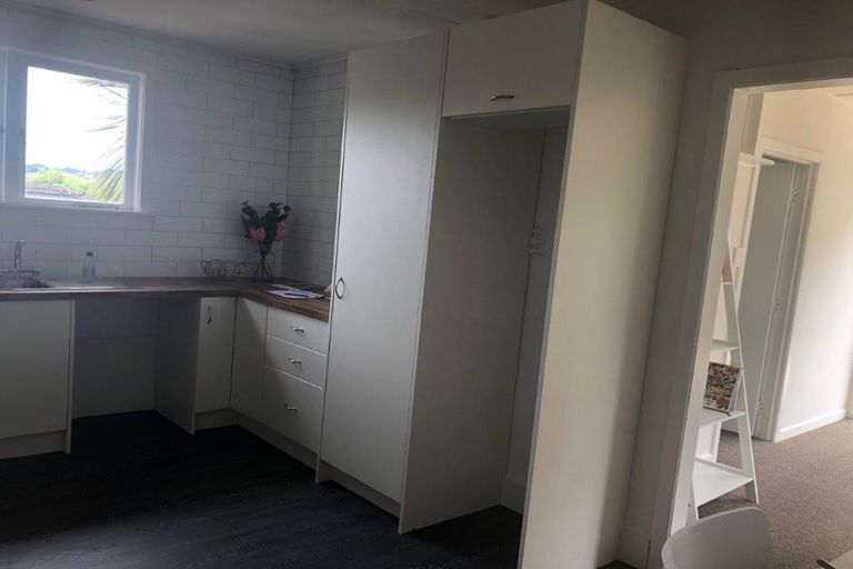 Photo of property in 16 Parrs Cross Road, Henderson, Auckland, 0612