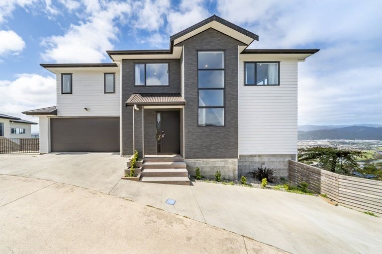Photo of property in 8 Poto Road, Normandale, Lower Hutt, 5010