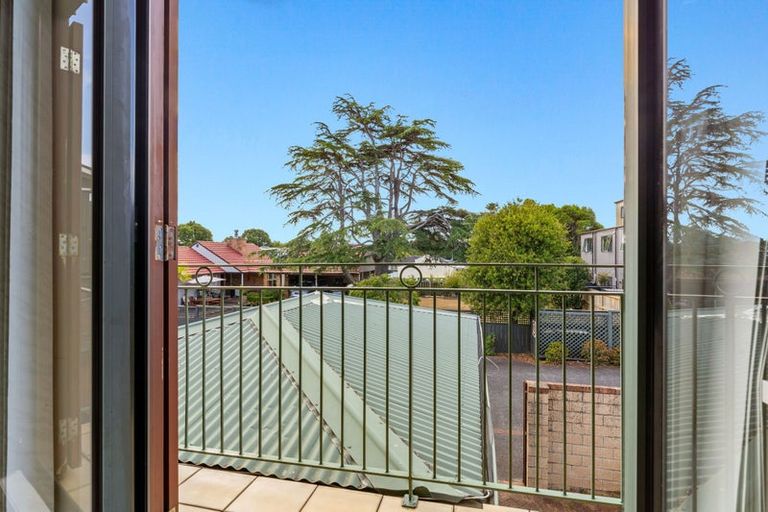 Photo of property in 1/52 Taharoto Road, Takapuna, Auckland, 0622