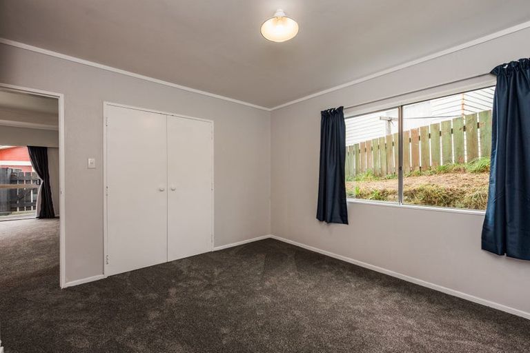 Photo of property in 7 Chetwode Grove, Newlands, Wellington, 6037