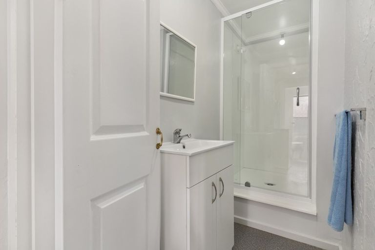 Photo of property in 64 Trias Road, Totara Vale, Auckland, 0629