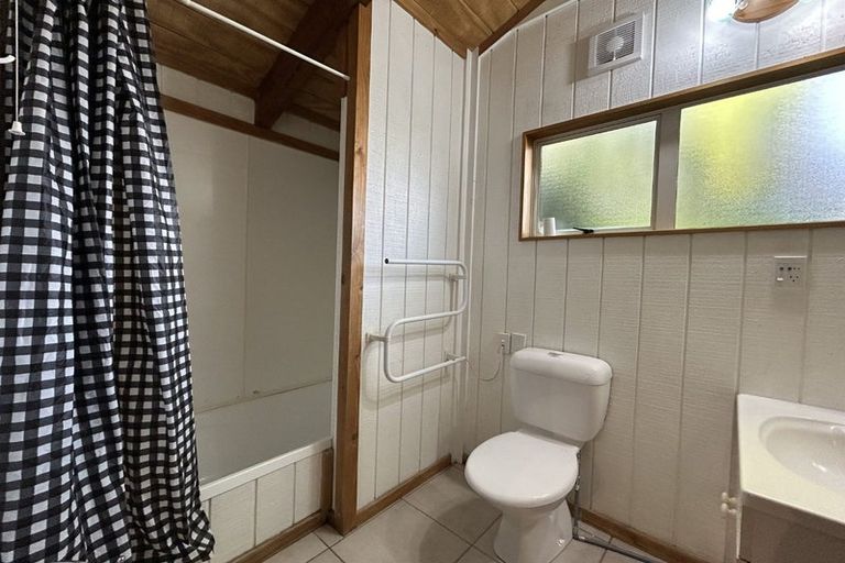 Photo of property in 30a Mackinnon Terrace, Sunshine Bay, Queenstown, 9300