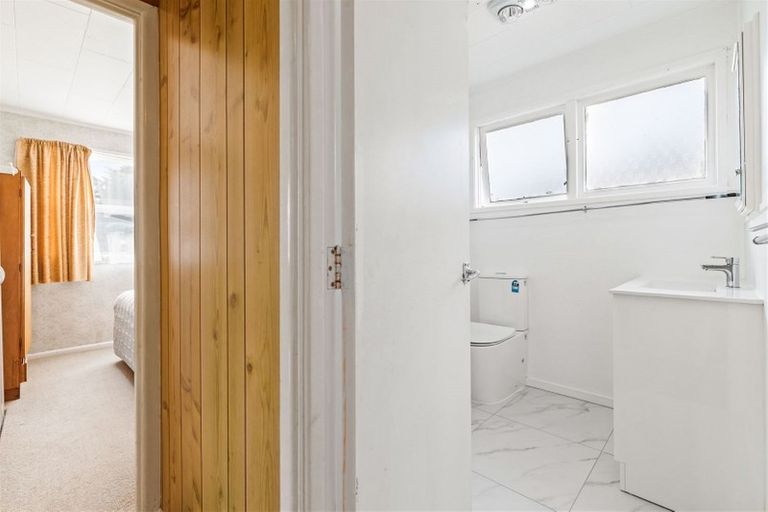 Photo of property in 1/8 Edwards Avenue, Henderson, Auckland, 0610