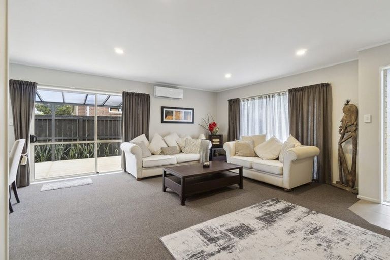 Photo of property in 15 Hocken Place, Mangere Bridge, Auckland, 2022