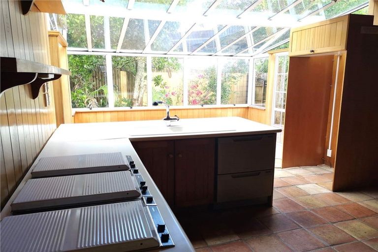 Photo of property in 5 Queen Street, Northcote Point, Auckland, 0627