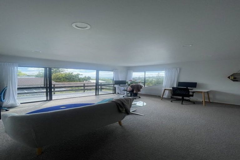 Photo of property in 2/16 Kiteroa Terrace, Rothesay Bay, Auckland, 0630