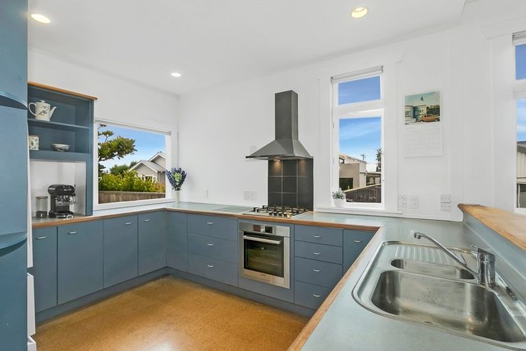 Photo of property in 32 Hawea Road, Point Chevalier, Auckland, 1022