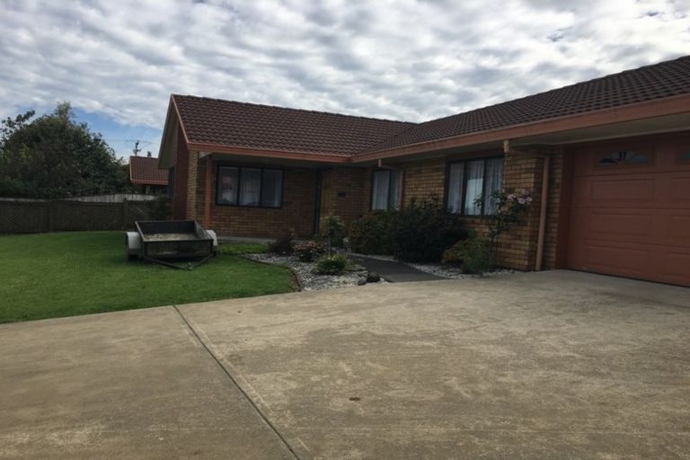 Photo of property in 2b Brookesmith Drive, Waiuku, 2123