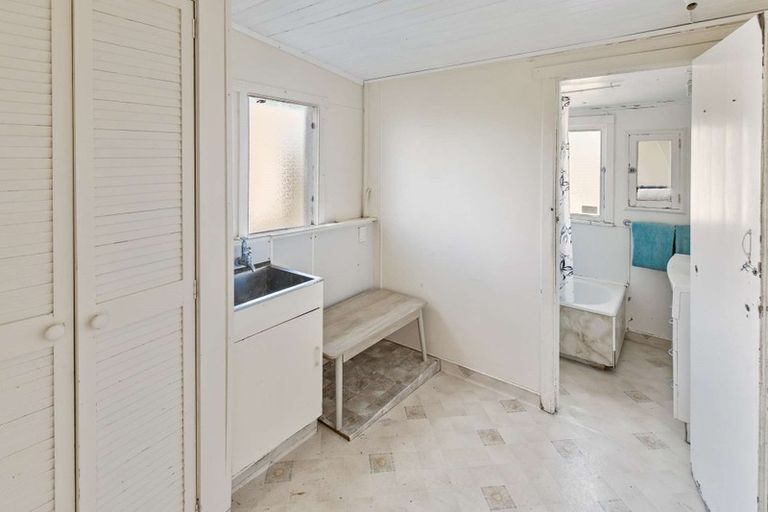 Photo of property in 1 Manuka Street, Castlecliff, Whanganui, 4501