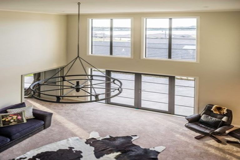 Photo of property in 88 Queen Charlotte Drive, Aotea, Porirua, 5024