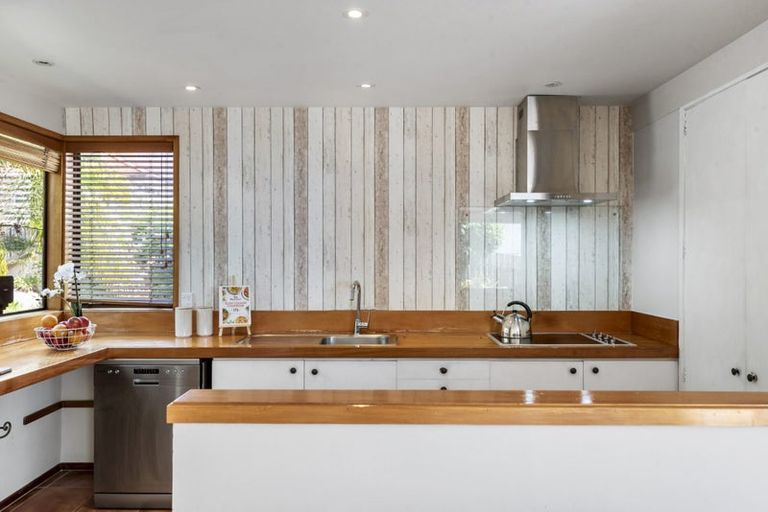 Photo of property in 3 Mizpah Road, Waiake, Auckland, 0630