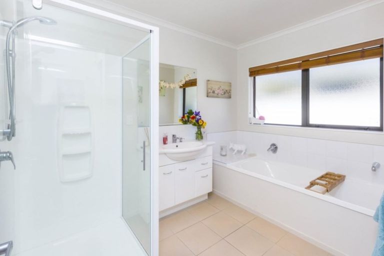 Photo of property in 3 Aragon Grove, Kingsley Heights, Upper Hutt, 5018