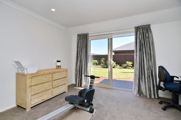 Photo of property in 7 Walnut Way, Rangiora, 7400