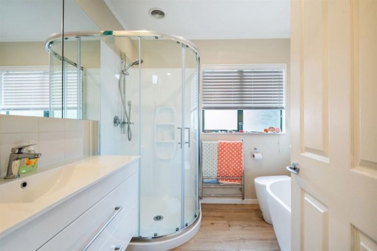 Photo of property in 20 Capilano Place, Glenfield, Auckland, 0629