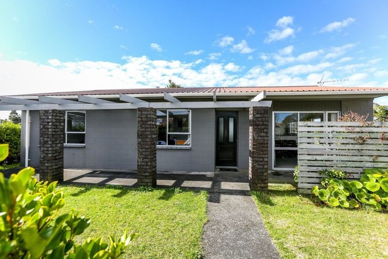 Photo of property in 12 Warren Place, Frankleigh Park, New Plymouth, 4310