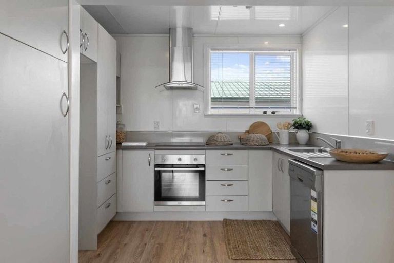 Photo of property in 16 Epsom Road, Sockburn, Christchurch, 8042