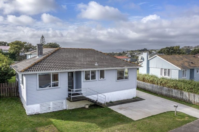 Photo of property in 44 Beauzami Crescent, Ascot Park, Porirua, 5024