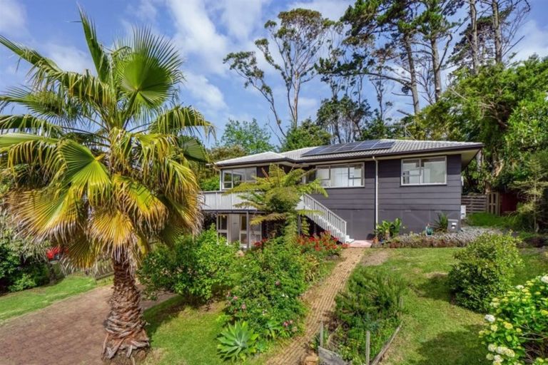 Photo of property in 26 Staincross Street, Green Bay, Auckland, 0604
