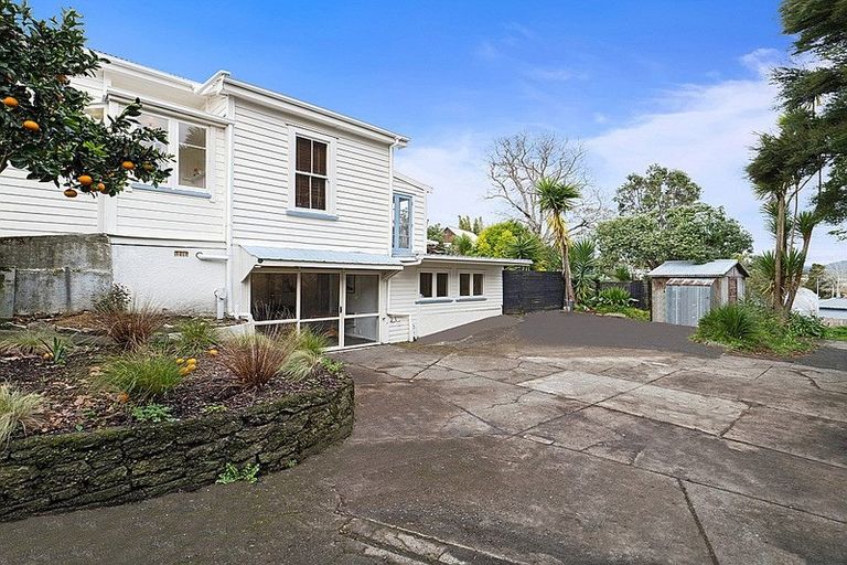 Photo of property in 17 Awaroa Road, Sunnyvale, Auckland, 0612