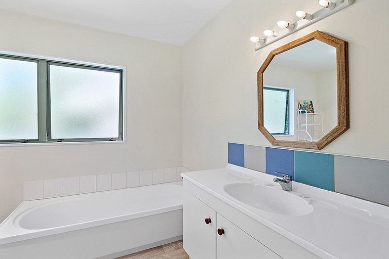 Photo of property in 2/23 Ludlow Terrace, Totara Vale, Auckland, 0627