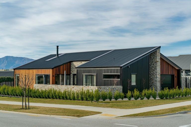 Photo of property in 32 Mount Nicholas Avenue, Wanaka, 9305