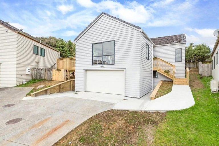 Photo of property in 16 Astelia Place, Goodwood Heights, Auckland, 2105