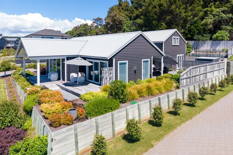 Photo of property in 5 Azalea Lane, Waipahihi, Taupo, 3330