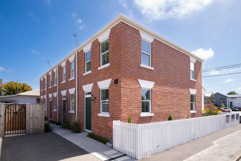 Photo of property in 4/30 Hargest Crescent, Sydenham, Christchurch, 8023