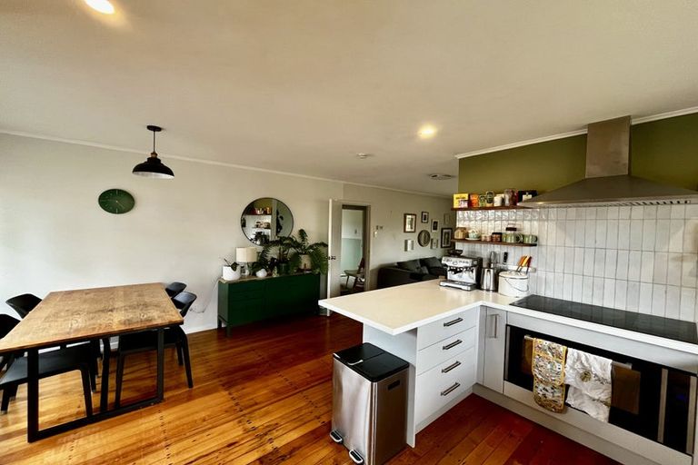Photo of property in 52 Flanshaw Road, Te Atatu South, Auckland, 0610