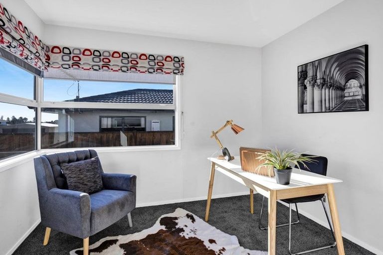 Photo of property in 17a Winstone Place, Highlands Park, New Plymouth, 4312