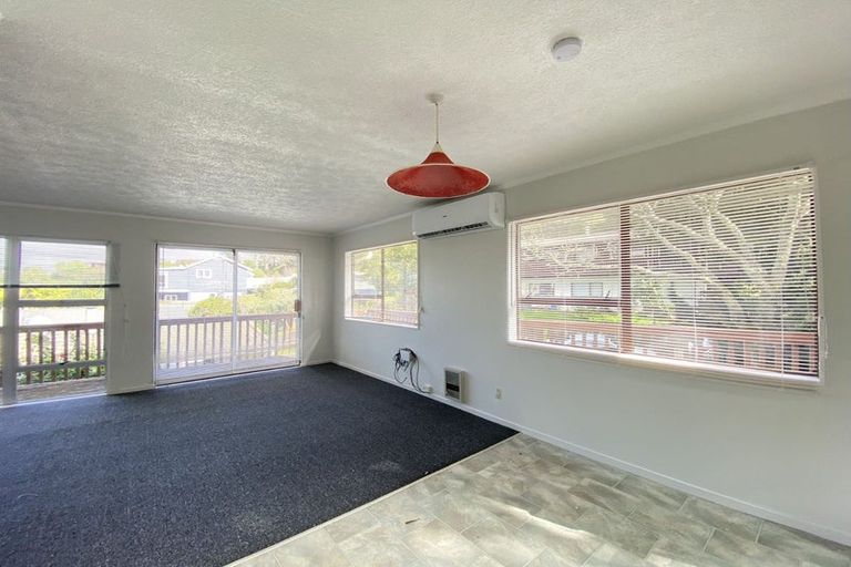 Photo of property in 28 Barker Rise, Northcross, Auckland, 0632