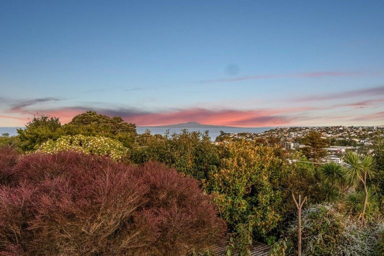 Photo of property in 2/24 Carlisle Road, Browns Bay, Auckland, 0630