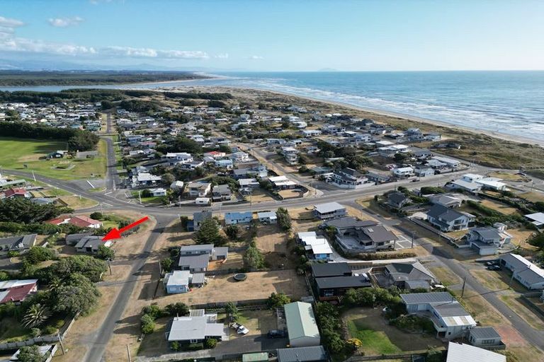 Photo of property in 3 Brown Terrace, Foxton Beach, Foxton, 4815