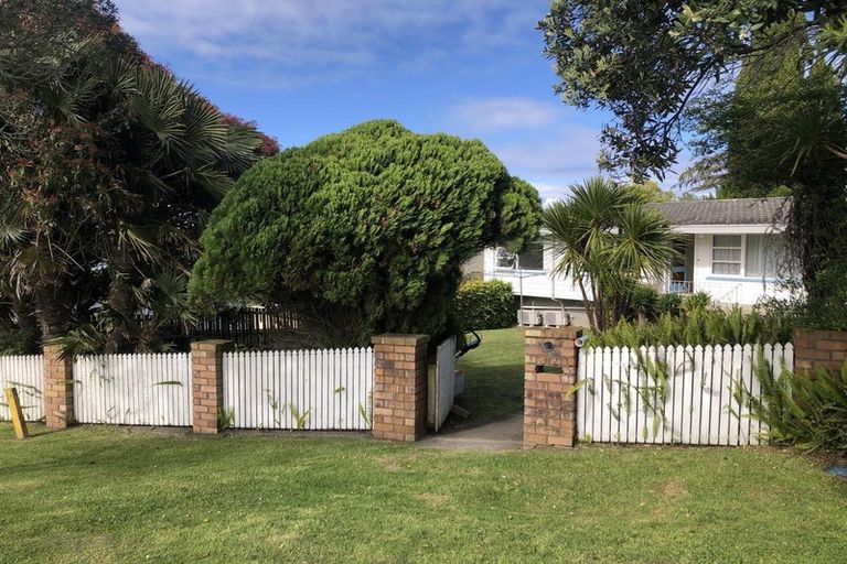 Photo of property in 312 Glenfield Road, Glenfield, Auckland, 0629