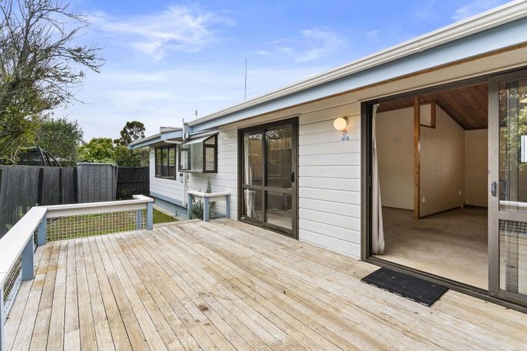 Photo of property in 2/19 Kiwi Road, Point Chevalier, Auckland, 1022