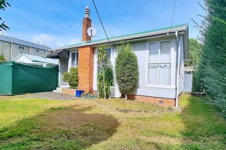 Photo of property in 1/8 Keeling Road, Henderson, Auckland, 0612