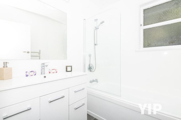 Photo of property in 106 Ruskin Road, Newlands, Wellington, 6037