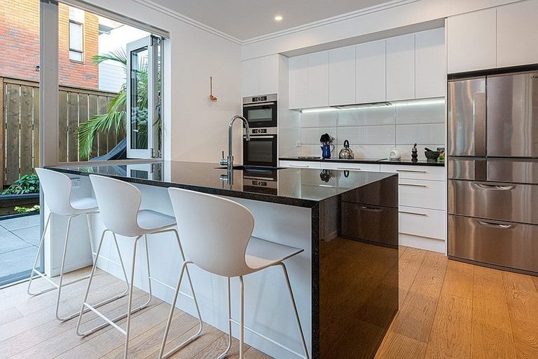 Photo of property in 3a Rossmore Terrace, Murrays Bay, Auckland, 0630