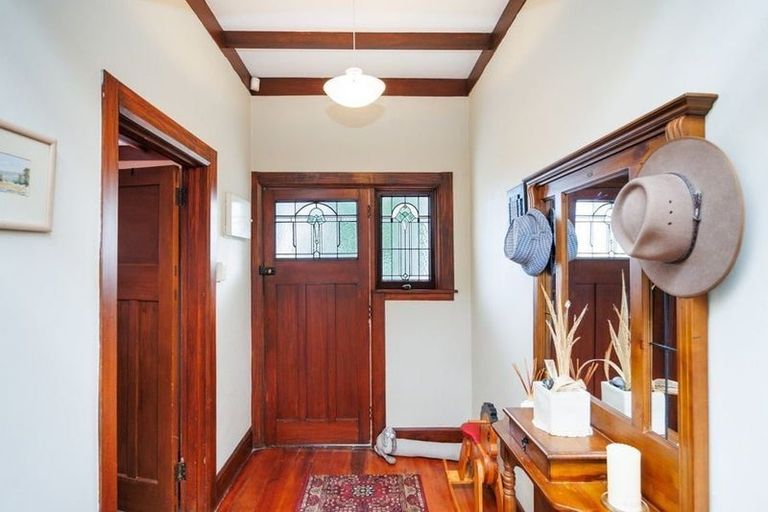 Photo of property in 8 Burns Avenue, Takaro, Palmerston North, 4412