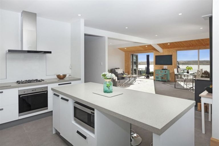 Photo of property in 32 The Brae, Mount Pleasant, Christchurch, 8081