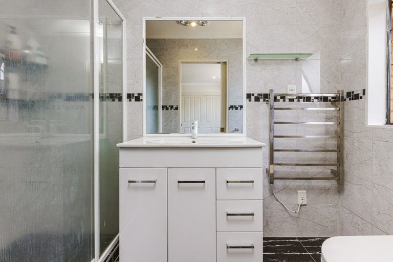 Photo of property in 17 Reyland Close, Weymouth, Auckland, 2103