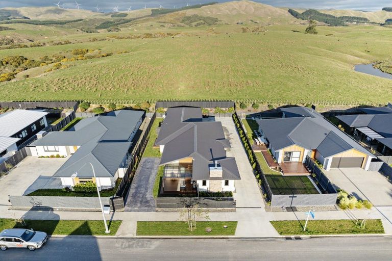 Photo of property in 32 Atlantic Drive, Fitzherbert, Palmerston North, 4410